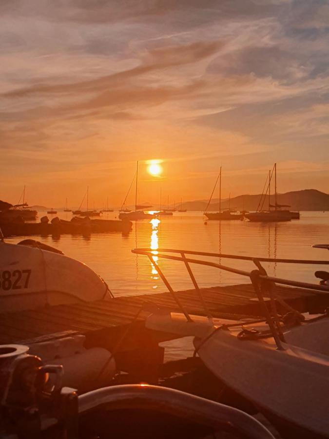 Porquerolles - Nuit Insolite A Bord Du Defi Fou Exterior foto